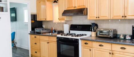 冰箱、微波炉、烤箱、炉灶