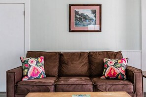 Smart TV, offices - 2 BD Quiet Neighborhood with AC, Desk, Fast Wifi (Torrance)