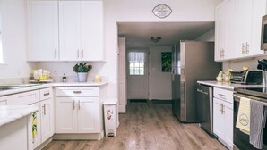 Coffee/tea maker, fridge, microwave, oven - Villetta in the Country a Cottage in the Historic Deland District (DeLand)