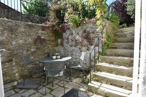 تناول الطعام بالخارج