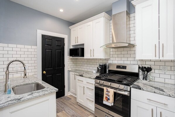 ثلاجة، ميكروويف، فرن، موقد طهي مسطح