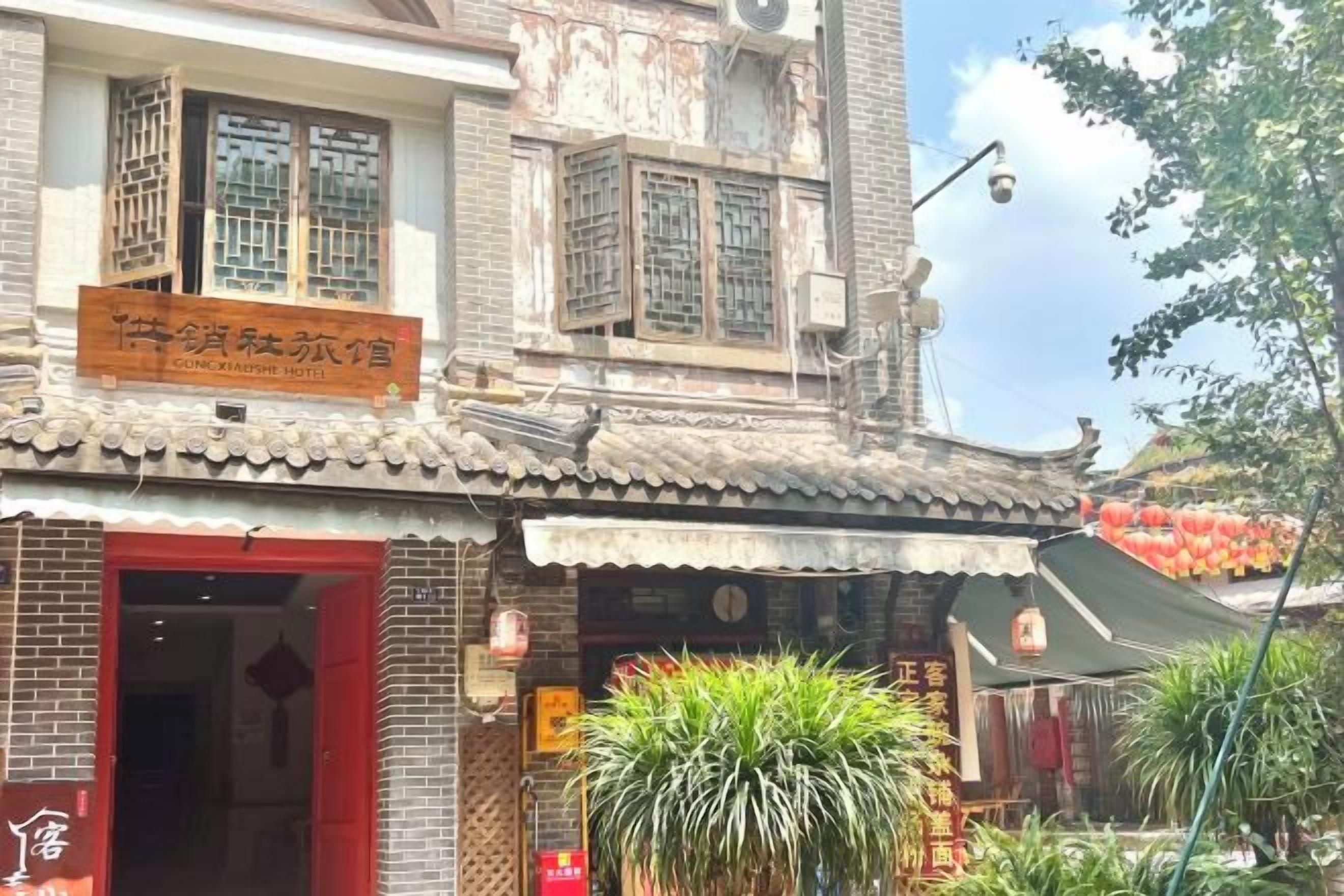 Un edificio tradicional con un cartel que indica un hotel.