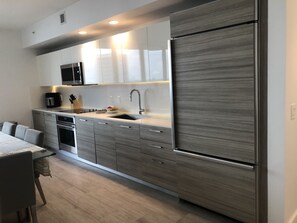 Microwave, oven, stovetop, dishwasher - Amazing Family Vacation Condo in Midtown Miami (Miami)