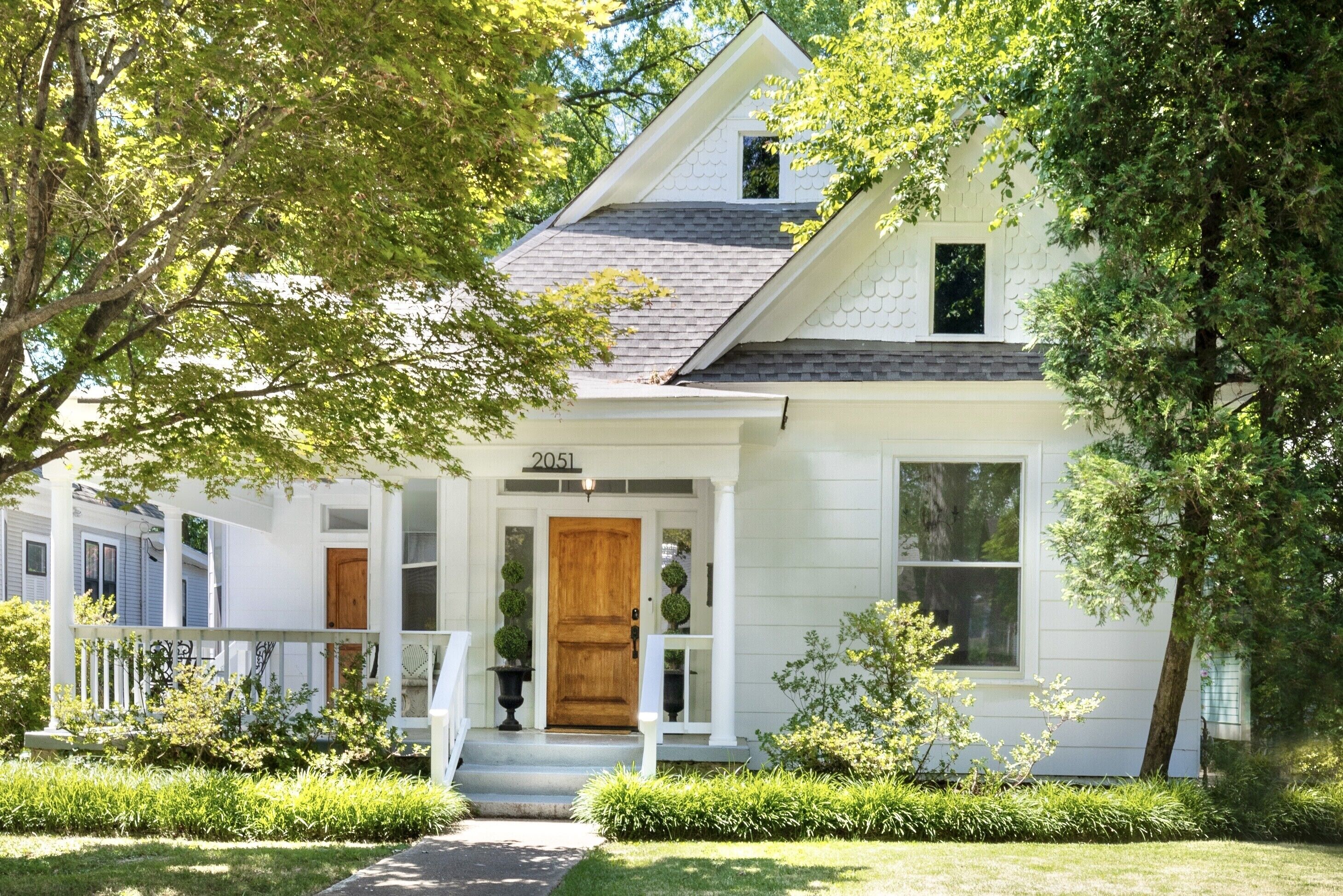 Charming bungalow with fenced yard! Walk to the best restaurants & bars in town
