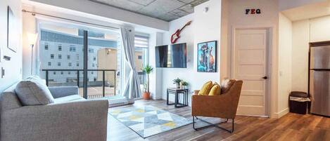 Una Smart TV, una chimenea