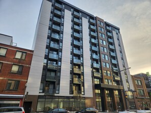 Exterior - The FEQ Lodge (with rooftop pool and gym) (Québec)