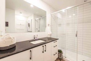 Shower, hair dryer, towels, soap - The FEQ Lodge (with rooftop pool and gym) (Québec)