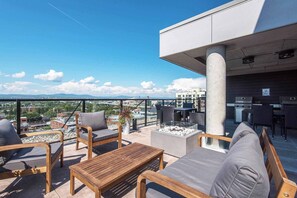 Outdoor dining - The FEQ Lodge (with rooftop pool and gym) (Québec)