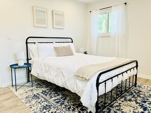 4 室のベッドルーム、デスク、アイロン / アイロン台、旅行用ベビーベッド