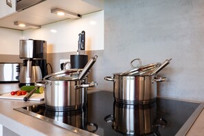 Een koelkast, een microgolfoven, een oven, een kookplaat