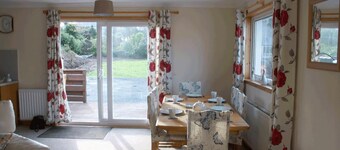 3 Bed Bungalow - Sleeps 6 - Pet Friendly - Parking