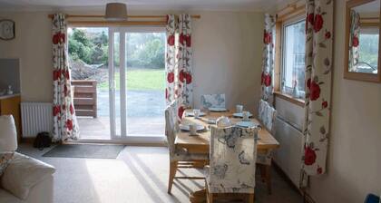3 Bed Bungalow - Sleeps 6 - Pet Friendly - Parking