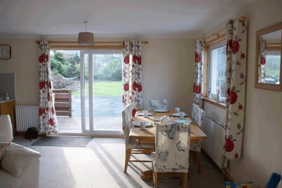 3 Bed Bungalow - Sleeps 6 - Pet Friendly - Parking