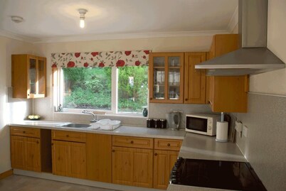 3 Bed Bungalow - Sleeps 6 - Pet Friendly - Parking