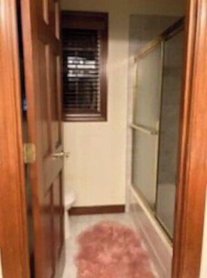 Badewanne, Haartrockner, Handtücher, Seife