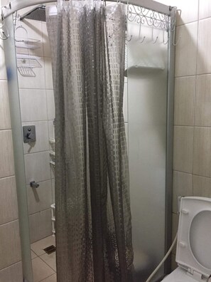 Ensemble douche/baignoire, bidet