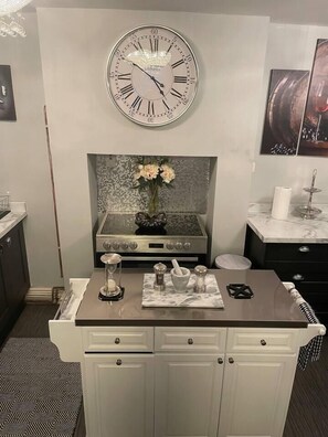 冷蔵庫、電子レンジ、オーブン、コンロ