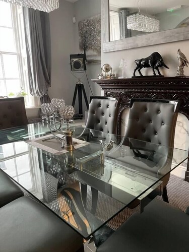 5 Bed House - Sleeps 12 - Pets - Parking