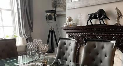 5 Bed House - Sleeps 12 - Pets - Parking