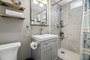 Een douche, een haardroger, handdoeken, zeep