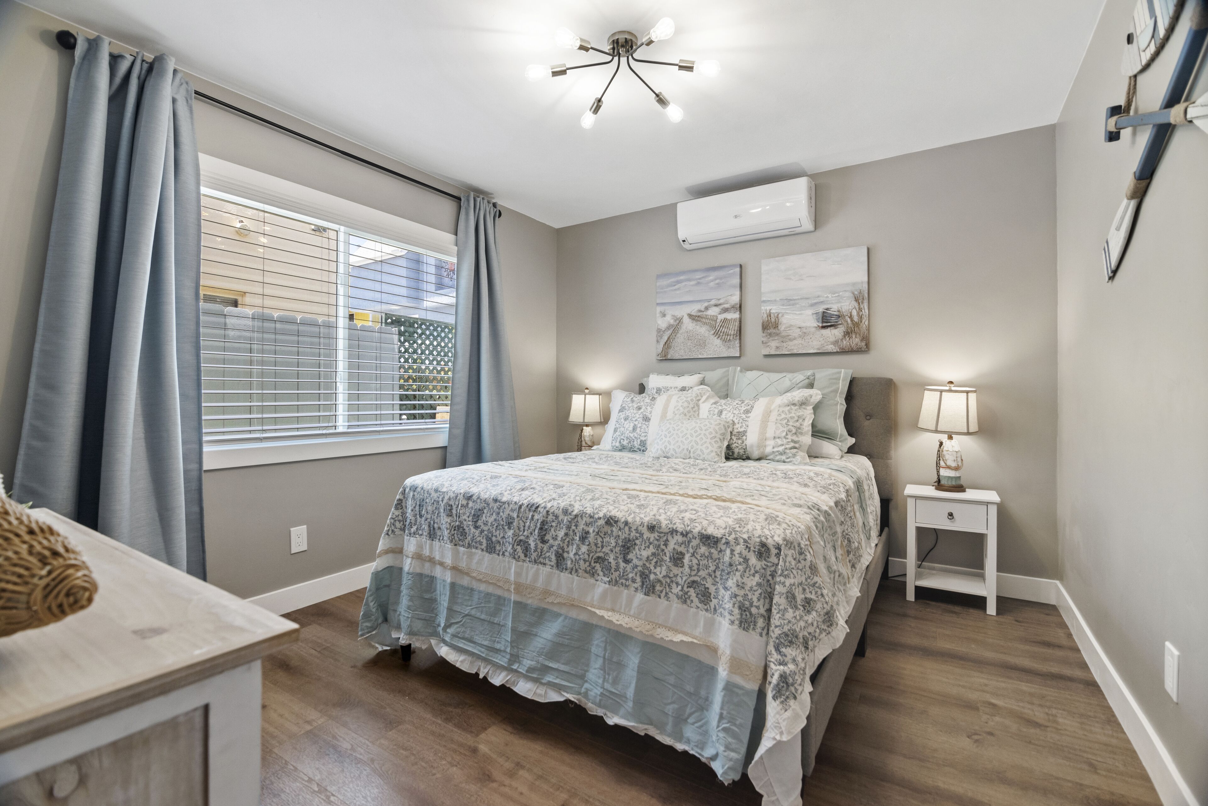 1 habitación, escritorio, tabla de planchar con plancha y cuna de viaje 