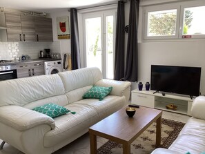 TV - Apartment Sleeps 4 with Private Pool (Villelongue-de-la-Salanque)