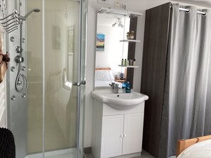 Dusche, Haartrockner, Handtücher