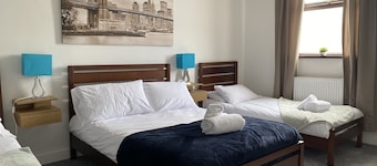 2 Bed Flat - Sleeps 6 - Parking - Wifi