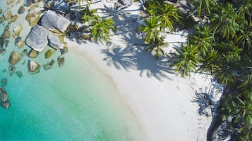 In Strandnähe, Liegestühle, Strandtücher