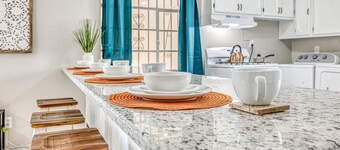 🌴14 GUESTS/FULL KITCHEN/BACKYARD/5 ROOMS