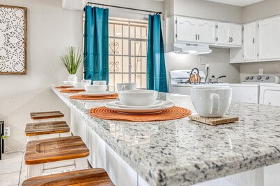 🌴14 GUESTS/FULL KITCHEN/BACKYARD/5 ROOMS