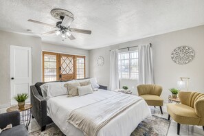 5 dormitorios, tabla de planchar con plancha, cuna de viaje