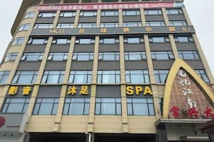 Un edificio de varios pisos con un letrero que indica un spa y un centro de negocios.
