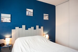 1 chambre, fer et planche à repasser