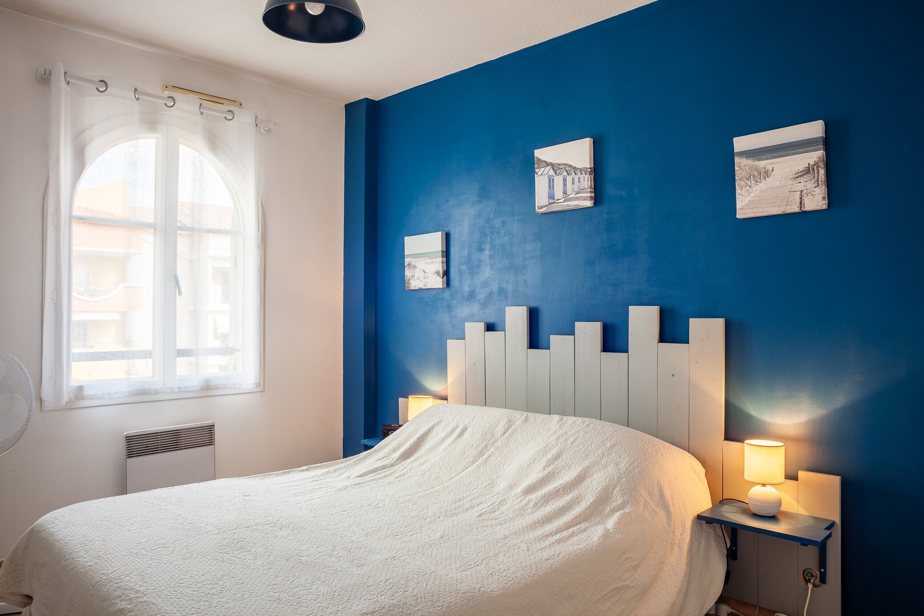 1 chambre, fer et planche à repasser