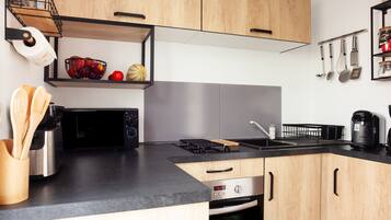 Fridge, microwave, oven, stovetop