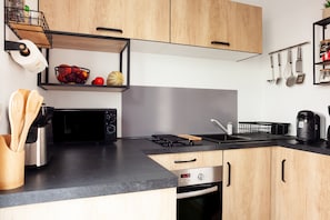 Réfrigérateur, four à micro-ondes, un four, surface de cuisson