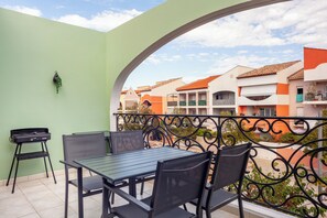 Outdoor dining - Apartment 'T2 Entièrement Rénové' with Sea View, Balcony & A/C (Saint-Cyr-Sur-Mer)