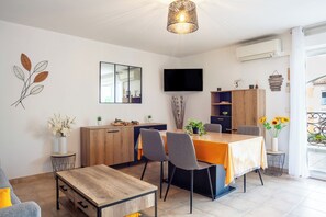 Dining - Apartment 'T2 Entièrement Rénové' with Sea View, Balcony & A/C (Saint-Cyr-Sur-Mer)