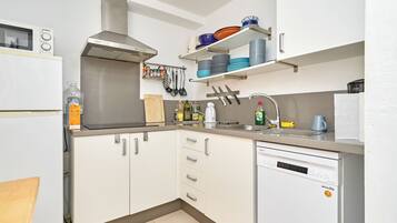 Een koelkast, een magnetron, een kookplaat, een vaatwasser