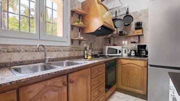 Frigorífico, microondas, horno y placa de cocina