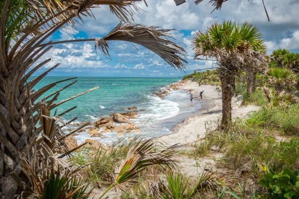 Una playa cerca, sillas reclinables de playa, toallas de playa