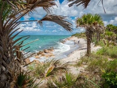 HAPPY FUN  BLUE HOUSE for 8 people kids, pets friendly, 3 miles from the  beach🏖️