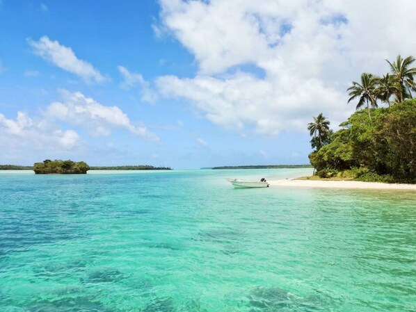 Vlak bij het strand, ligstoelen, strandlakens