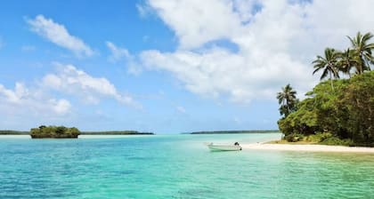 HAPPY FUN BLUE HOUSE for 8 people kids, pets friendly, 3 miles from the beach🏖️