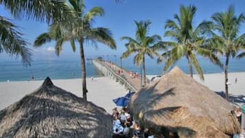 Playa en los alrededores, camastros y toallas de playa