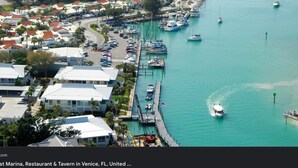A marina with boats docked, a pier, and buildings with red roofs. - HAPPY FUN  BLUE HOUSE for 8 people kids, pets friendly, 3 miles from the  beach🏖️ (Venice)