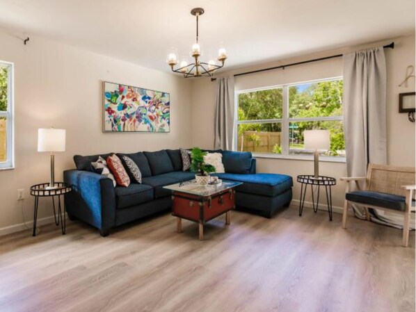 Smart TV, chimenea y libros 