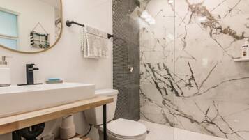 Dusche, Haartrockner, Handtücher, Seife