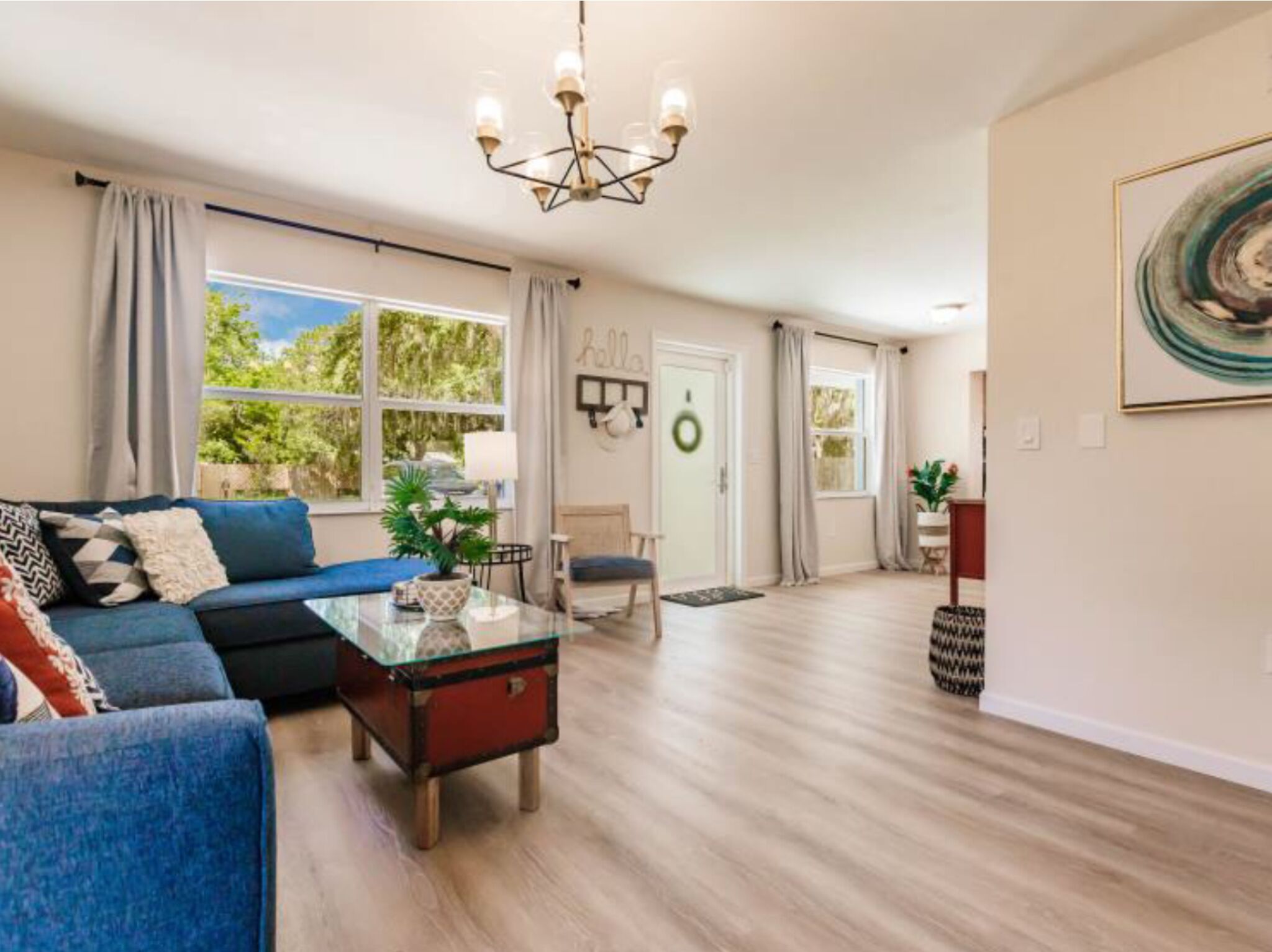 Een smart-tv, een open haard en boeken